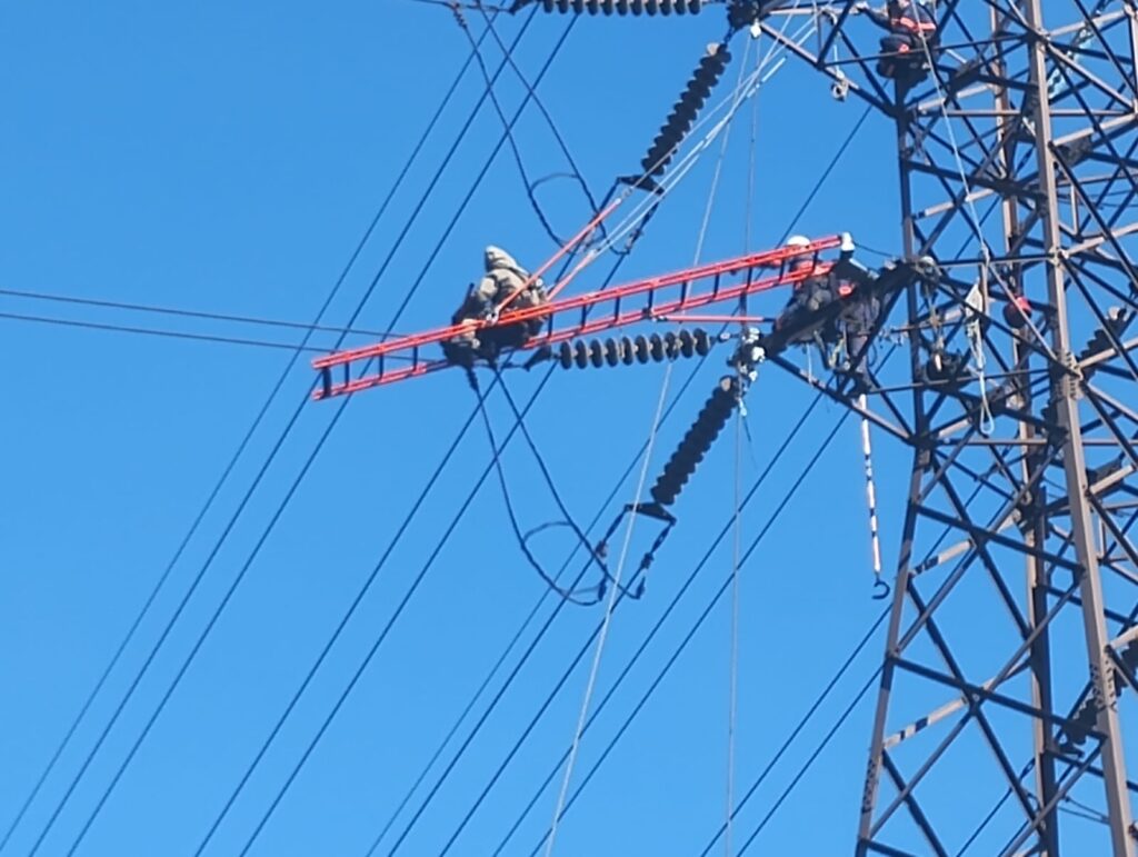 Lavagem de isoladores em alta tensão