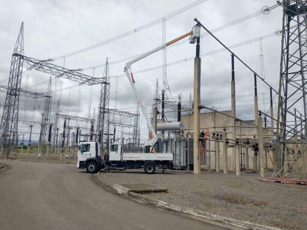 Troca de isoladores em rede elétrica